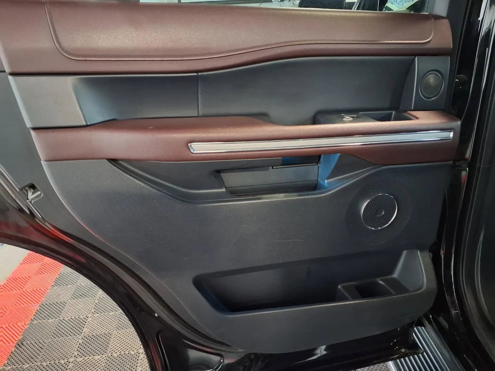 Used 2022 Ford Expedition Limited image 17