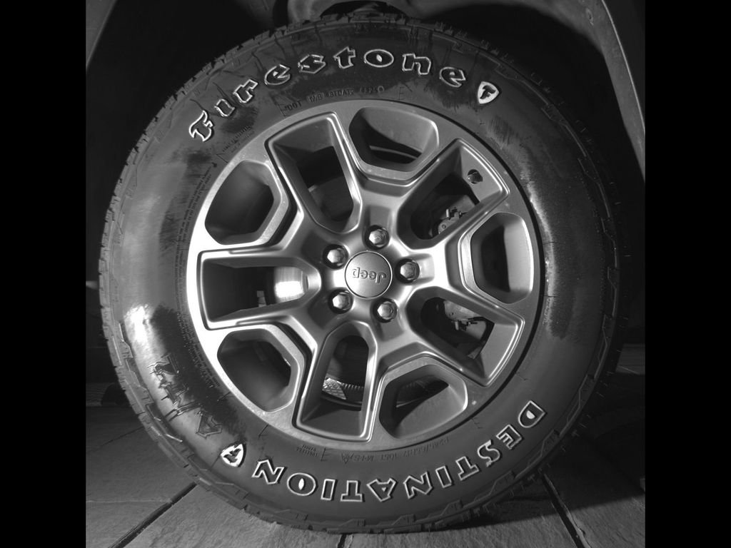 Used 2020 Jeep Cherokee Trailhawk AWD/4WD image 10