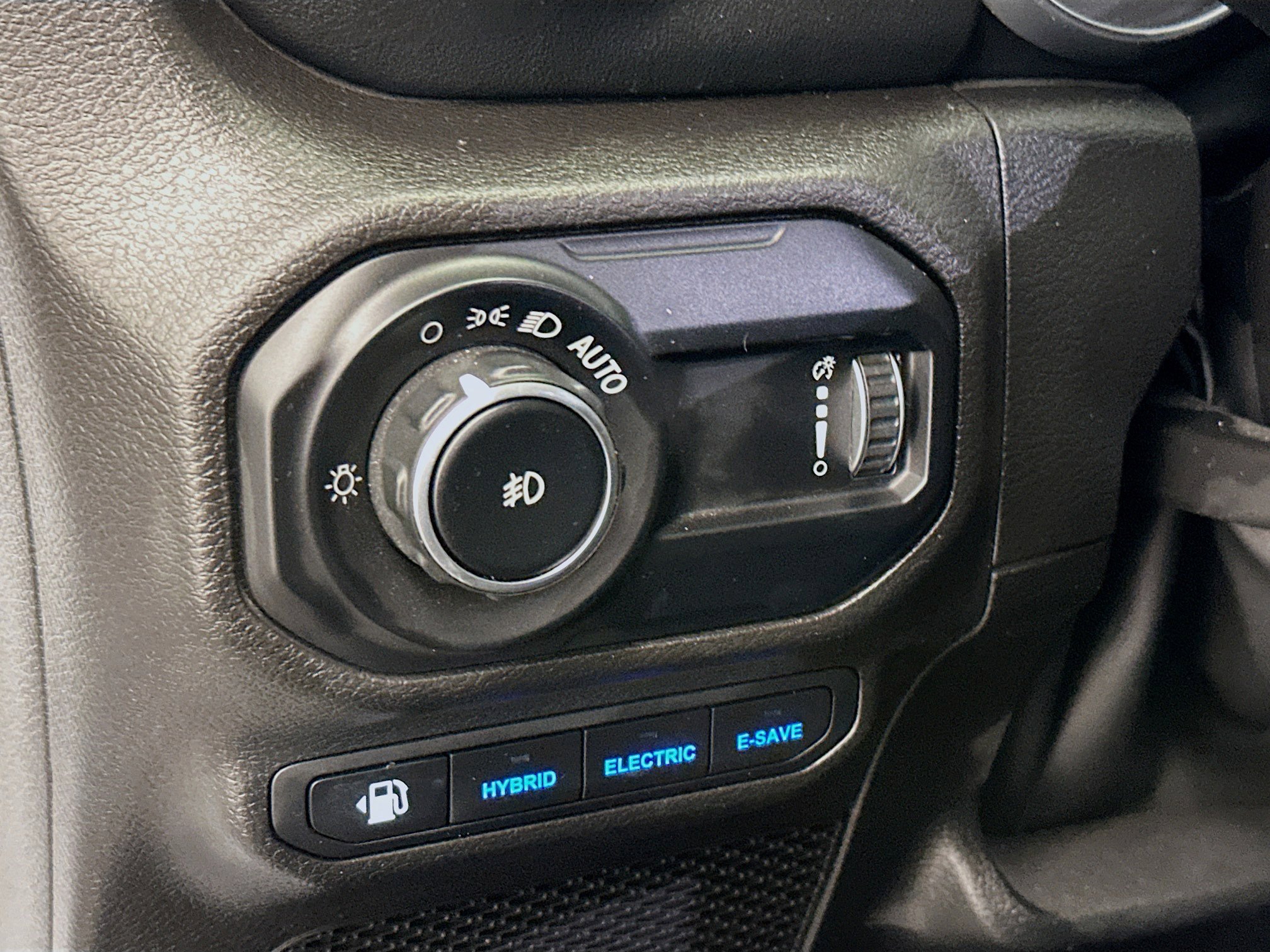 Used 2023 Jeep Wrangler Sahara image 17