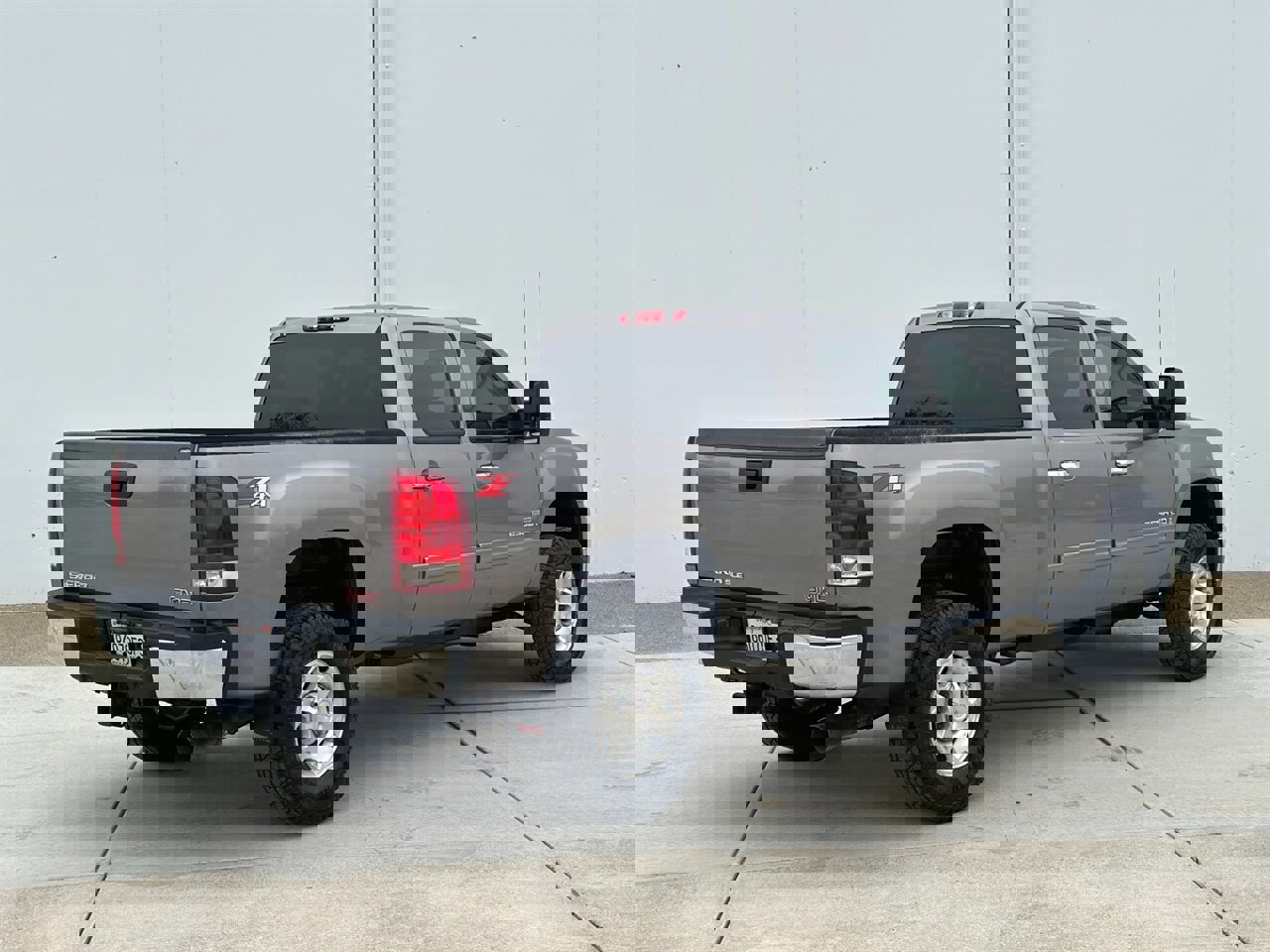 Used 2007 GMC Sierra 2500 SLE w/ Z71 Off-Road Package image 4