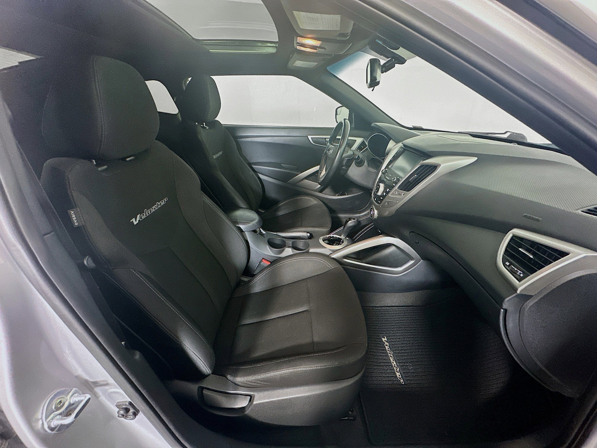 Used 2017 Hyundai Veloster Value Edition image 30