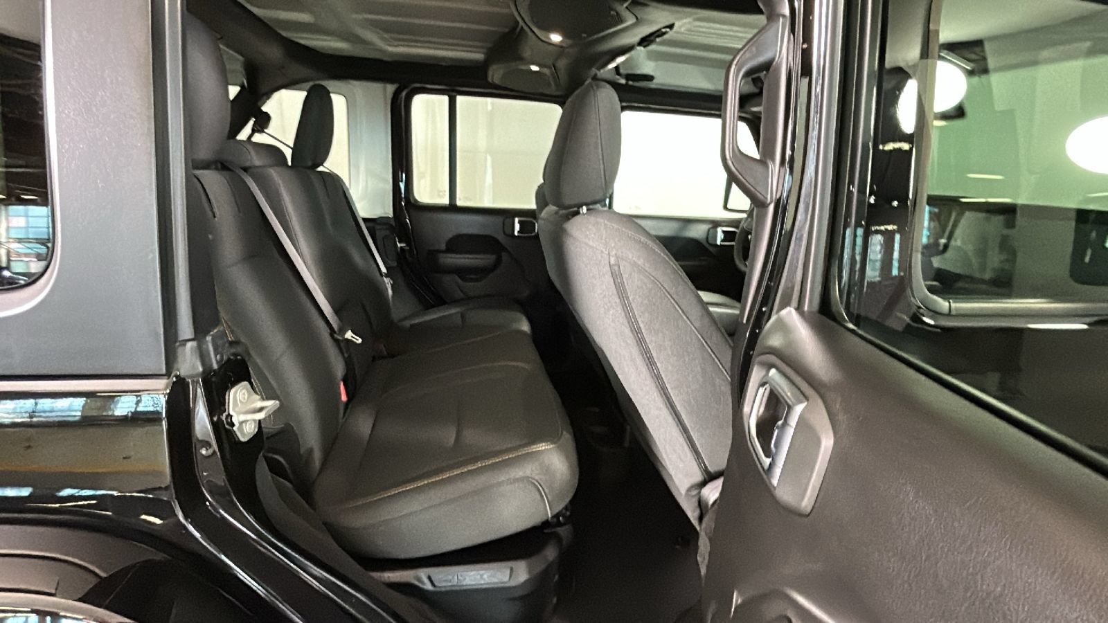 Used 2024 Jeep Wrangler Unlimited w/ Convenience Group AWD/4WD image 33