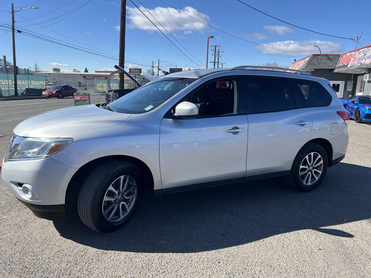 Used 2013 Nissan Pathfinder SV AWD/4WD image 3
