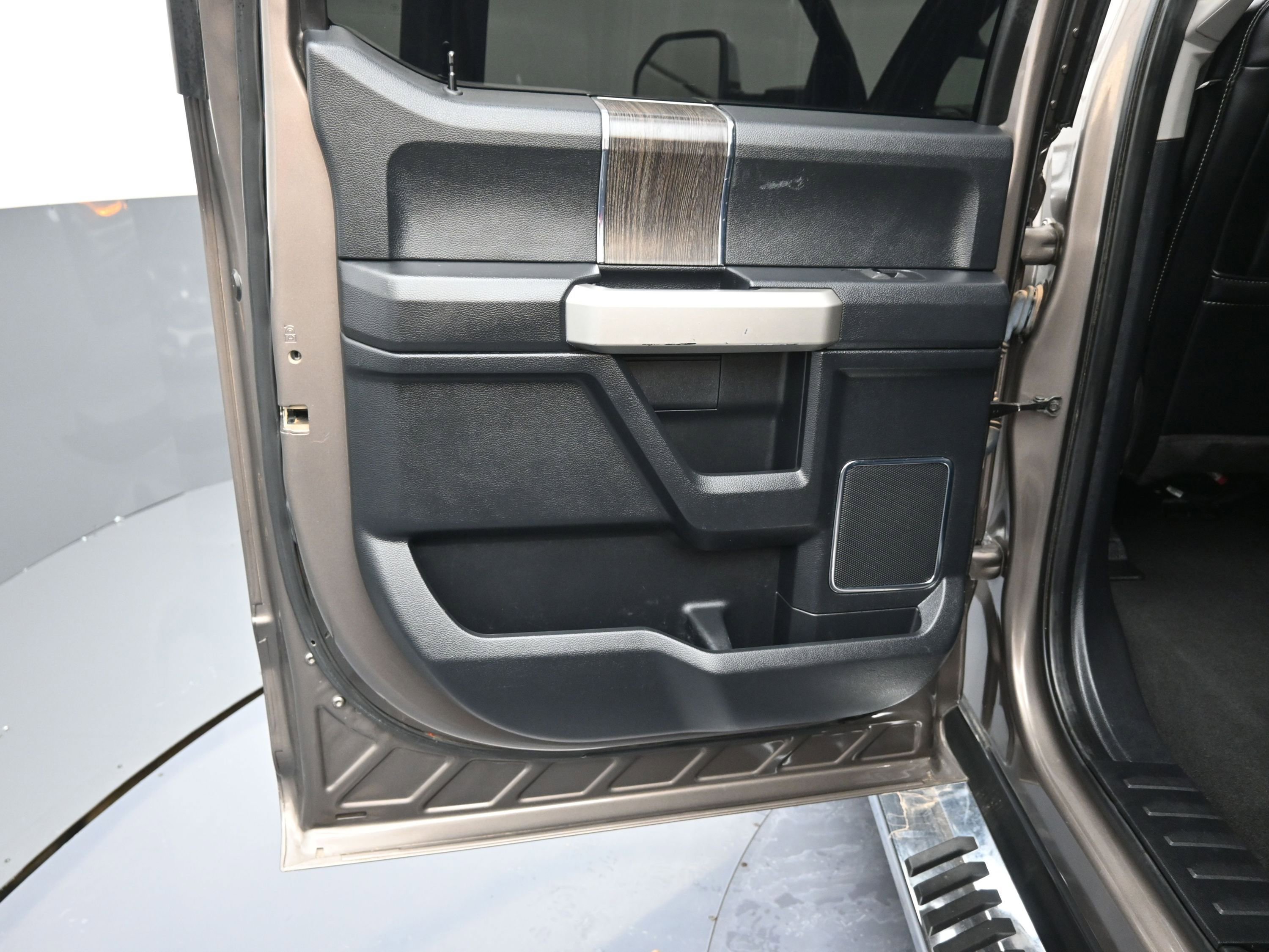 Used 2020 Ford F250 Lariat w/ Chrome Package image 14