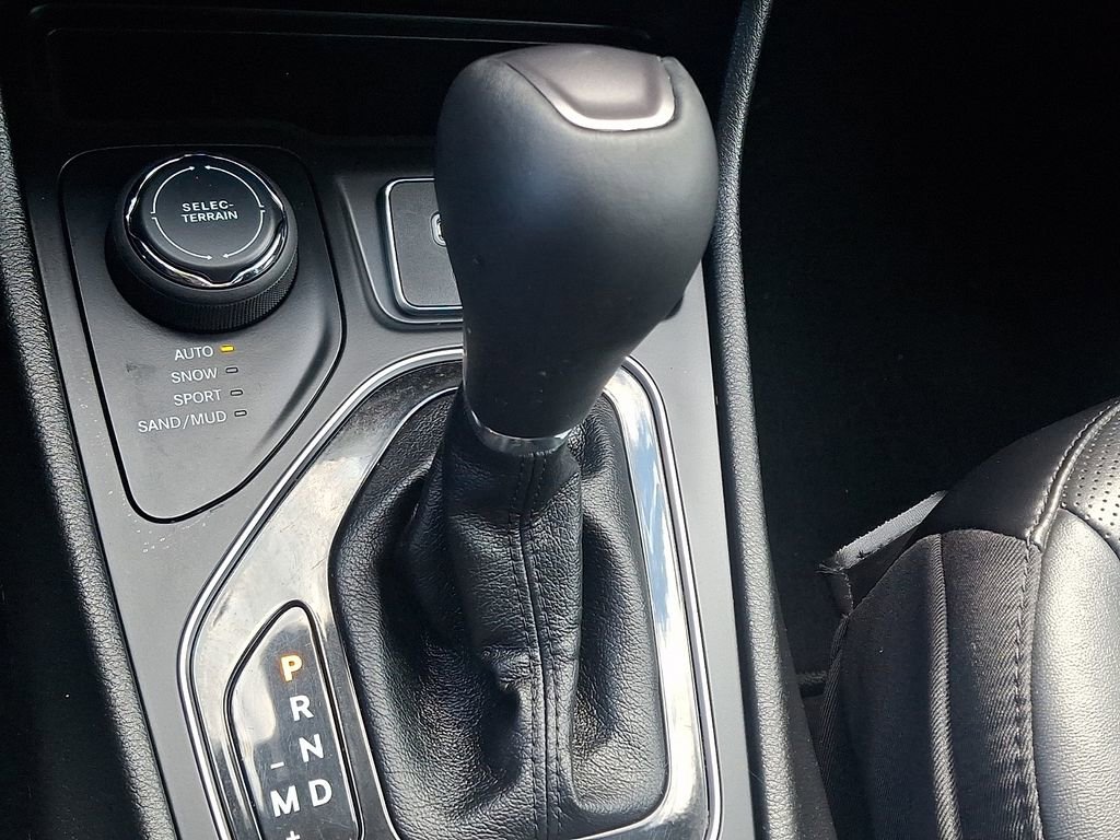 Used 2021 Jeep Cherokee Limited AWD/4WD image 16