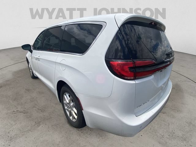 Used 2023 Chrysler Pacifica Touring-L FWD image 7