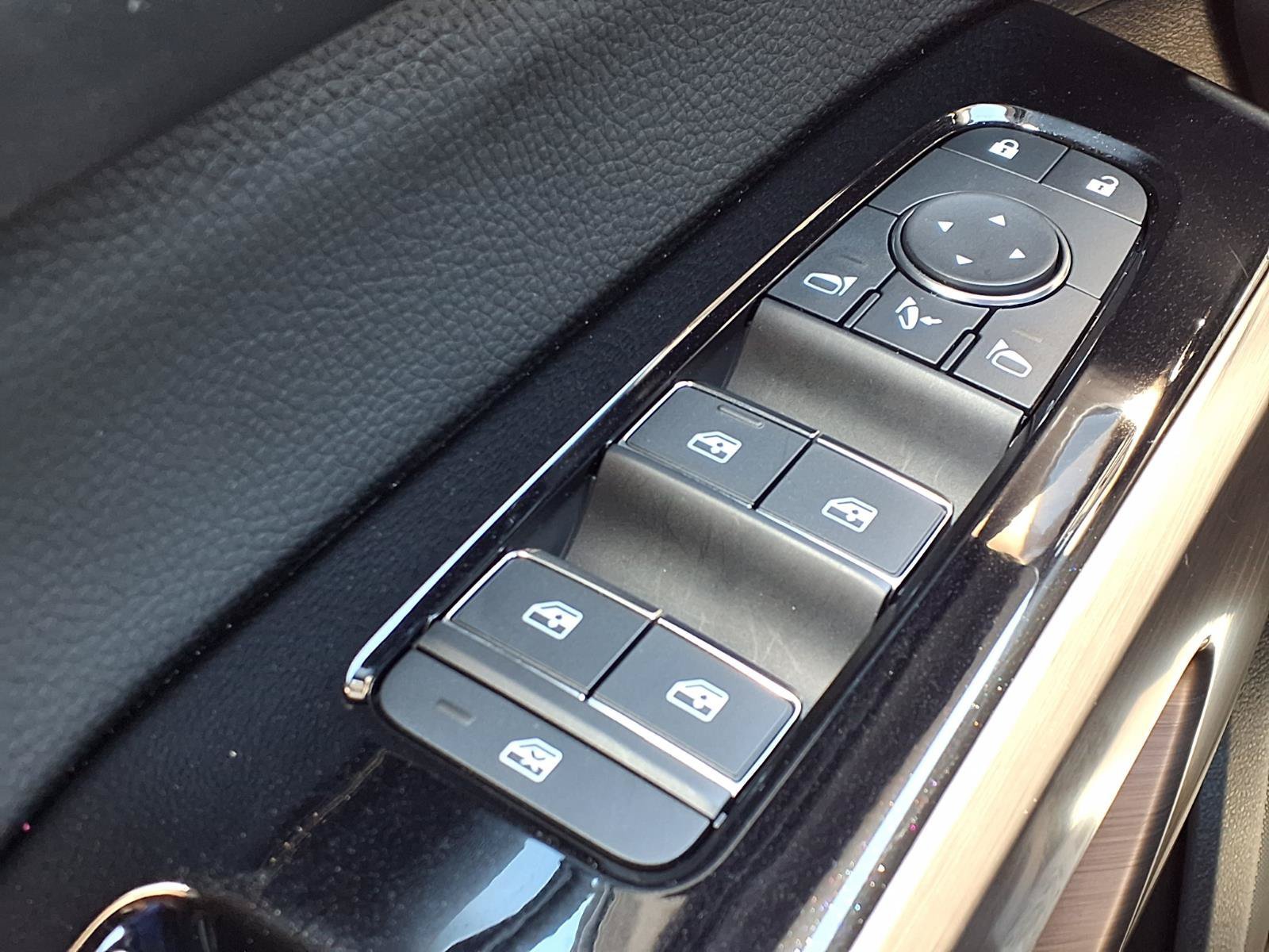 Used 2024 Nissan Pathfinder Platinum FWD image 25