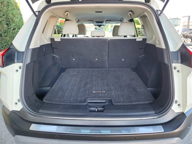 Used 2023 Nissan Rogue SV image 14