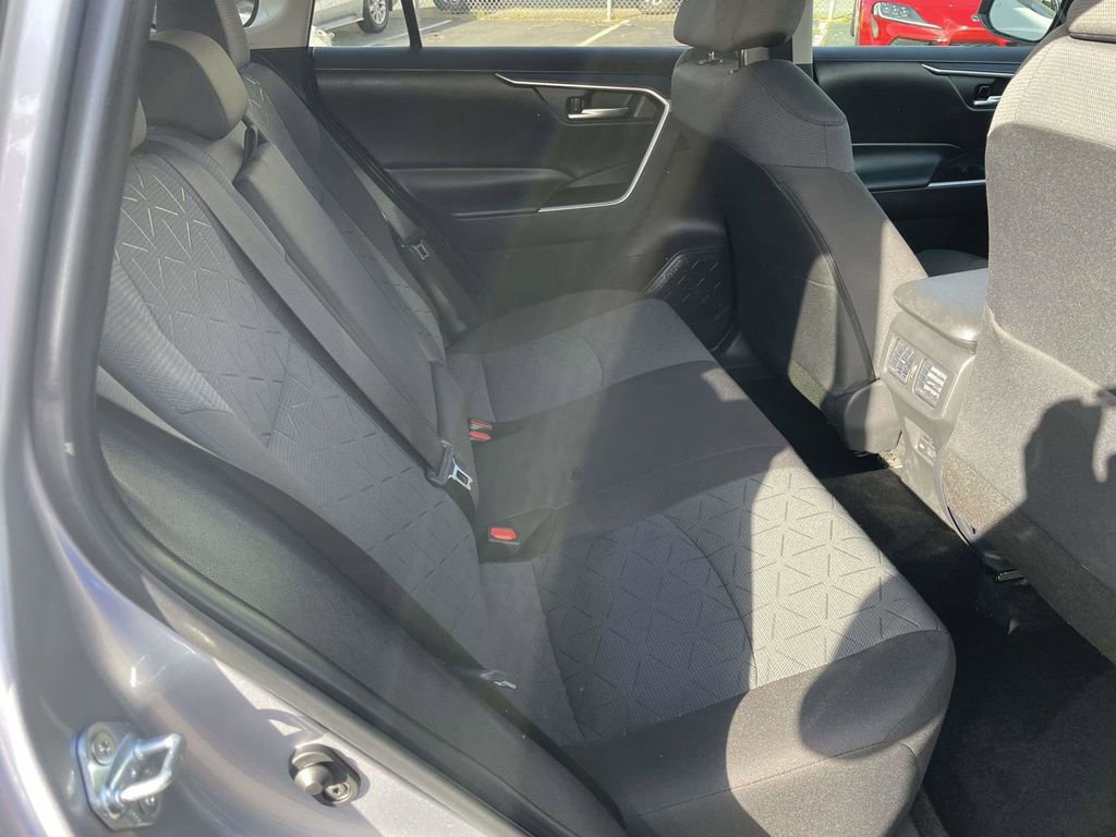 Used 2025 Toyota RAV4 XLE FWD image 46