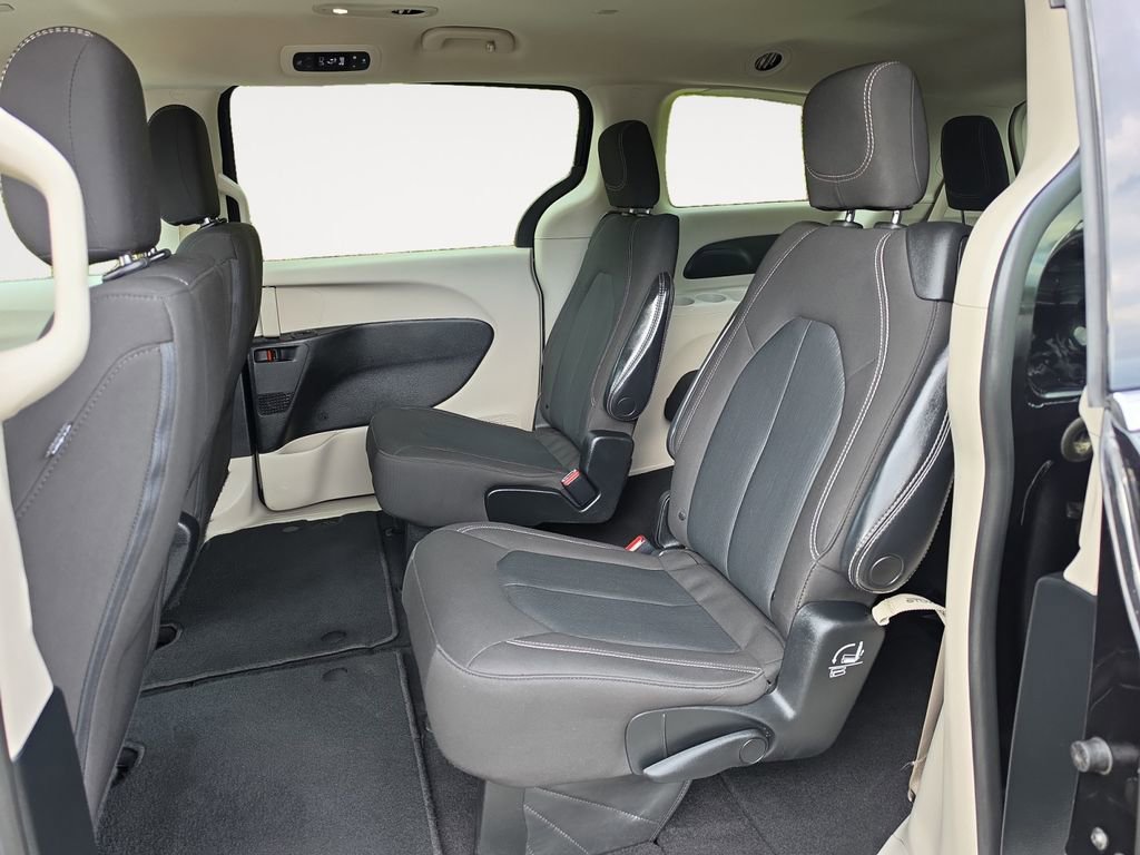 Used 2022 Chrysler Voyager LX FWD image 13