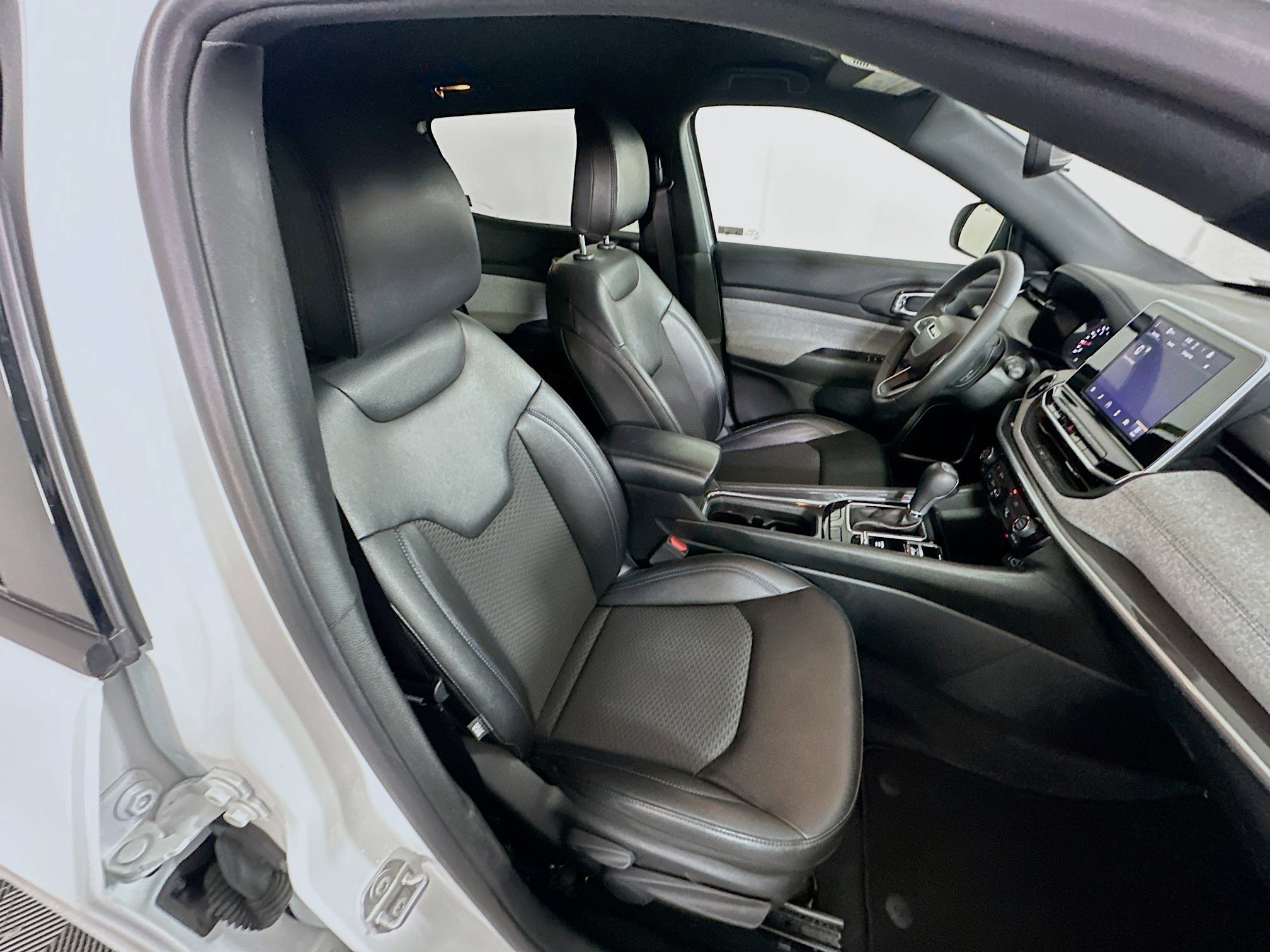 Used 2025 Jeep Compass Latitude image 28