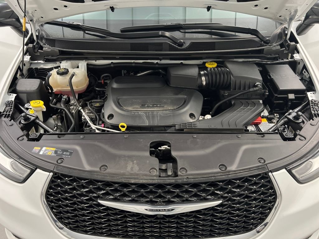 Used 2024 Chrysler Pacifica Touring-L image 78