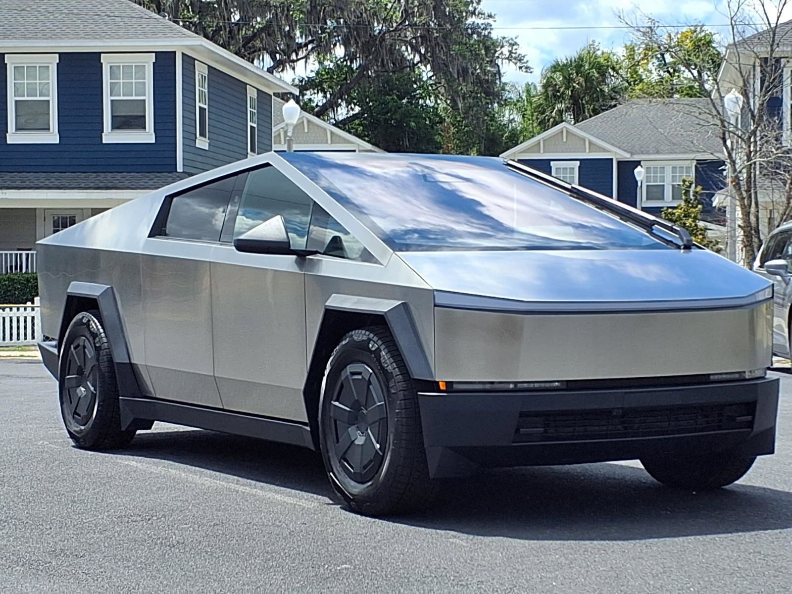 Used 2025 Tesla Cybertruck AWD Crew Cab image 33