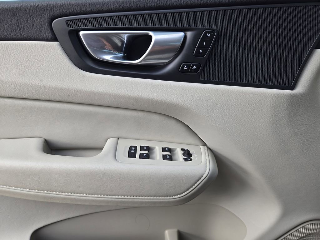 Used 2024 Volvo XC60 B5 Plus AWD/4WD image 19