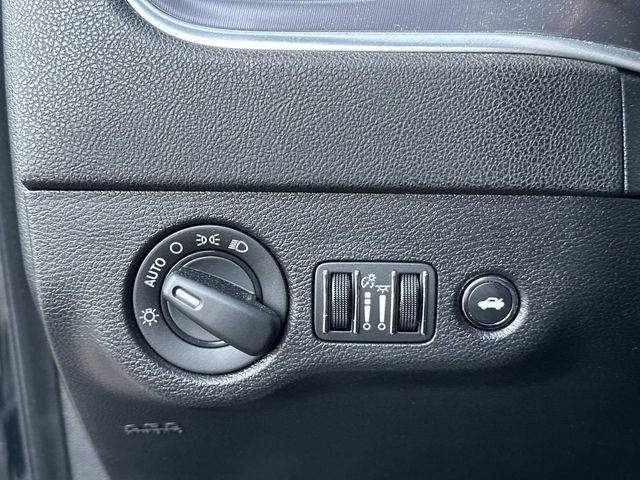 Used 2020 Dodge Charger SXT RWD image 28