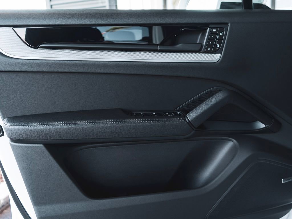New 2025 Porsche Cayenne image 27