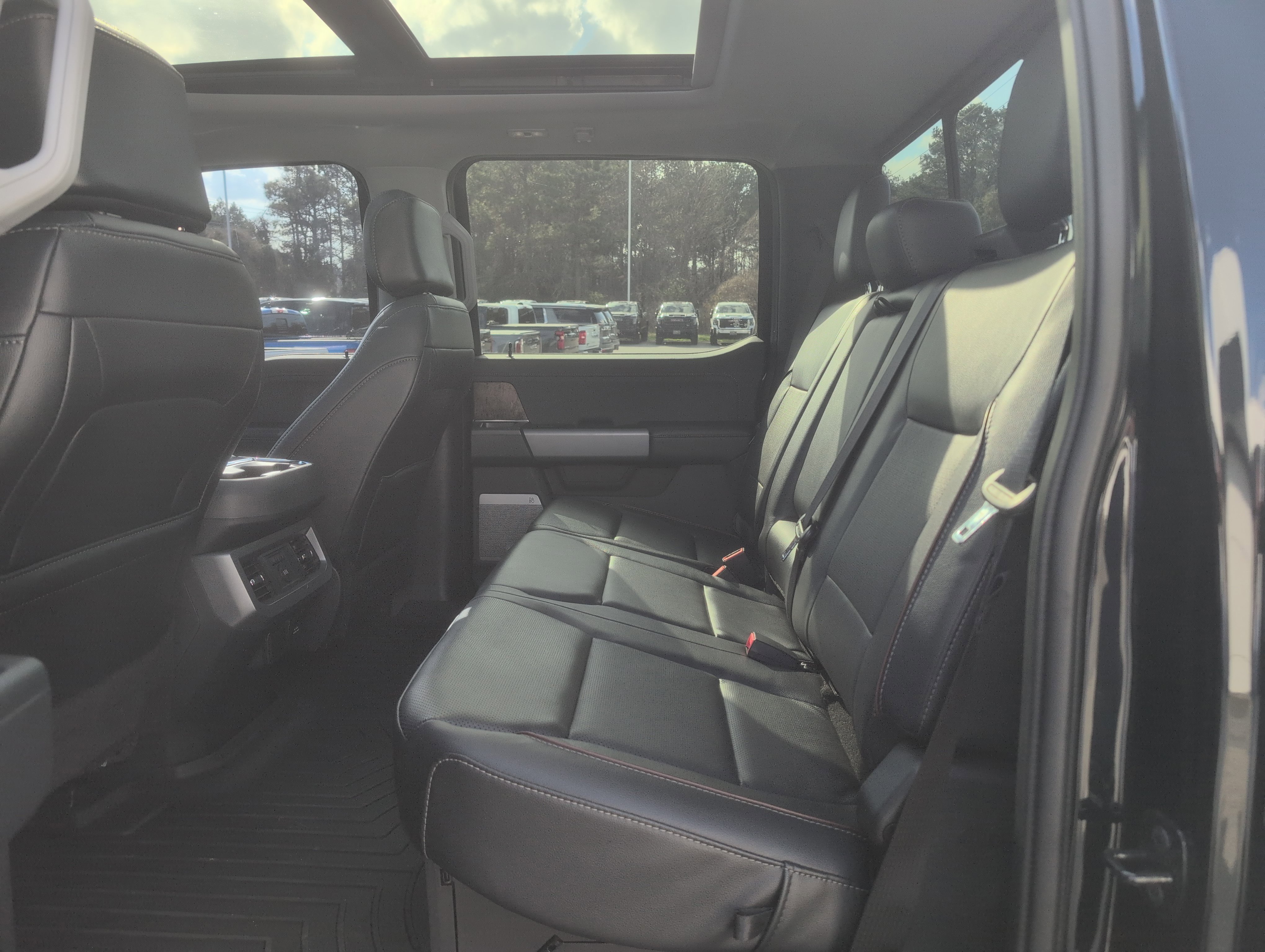 Used 2024 Ford F250 Lariat w/ Tremor Off-Road Package image 32