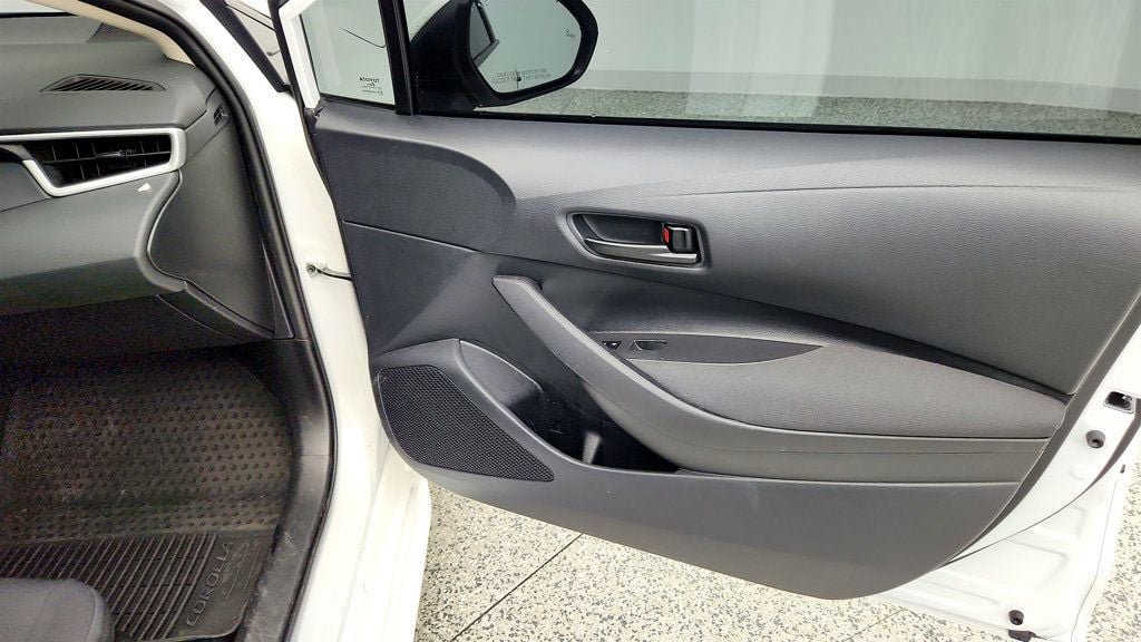 Used 2025 Toyota Corolla LE w/ LE Premium Package FWD image 24