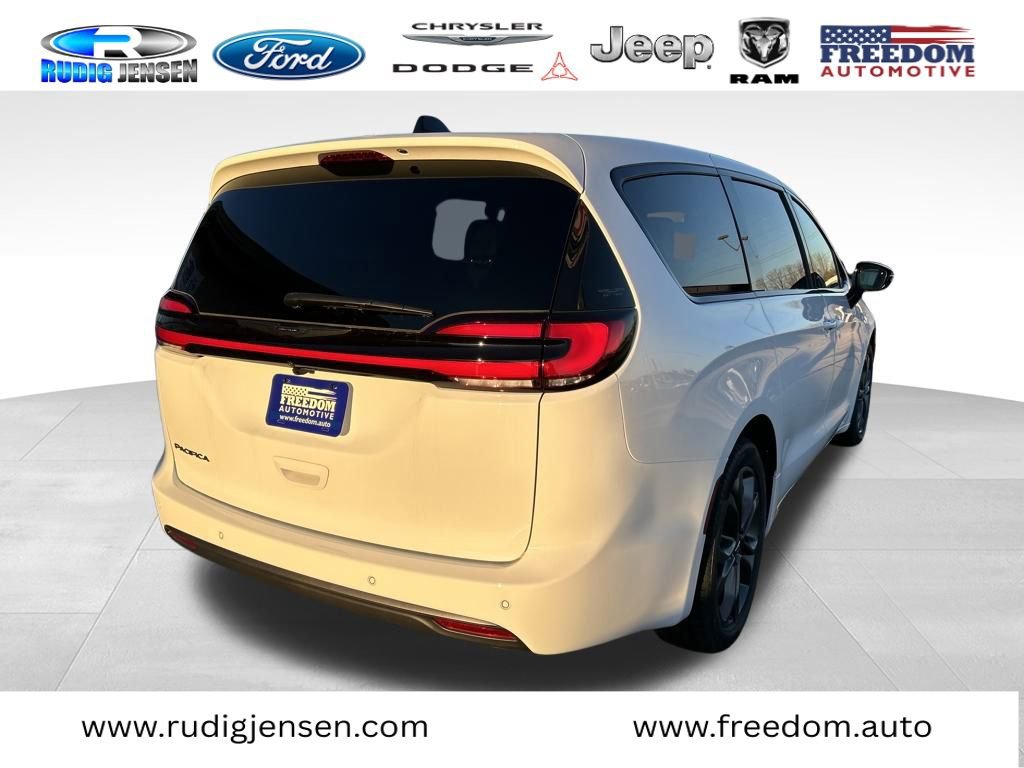 New 2026 Chrysler Pacifica Select image 7