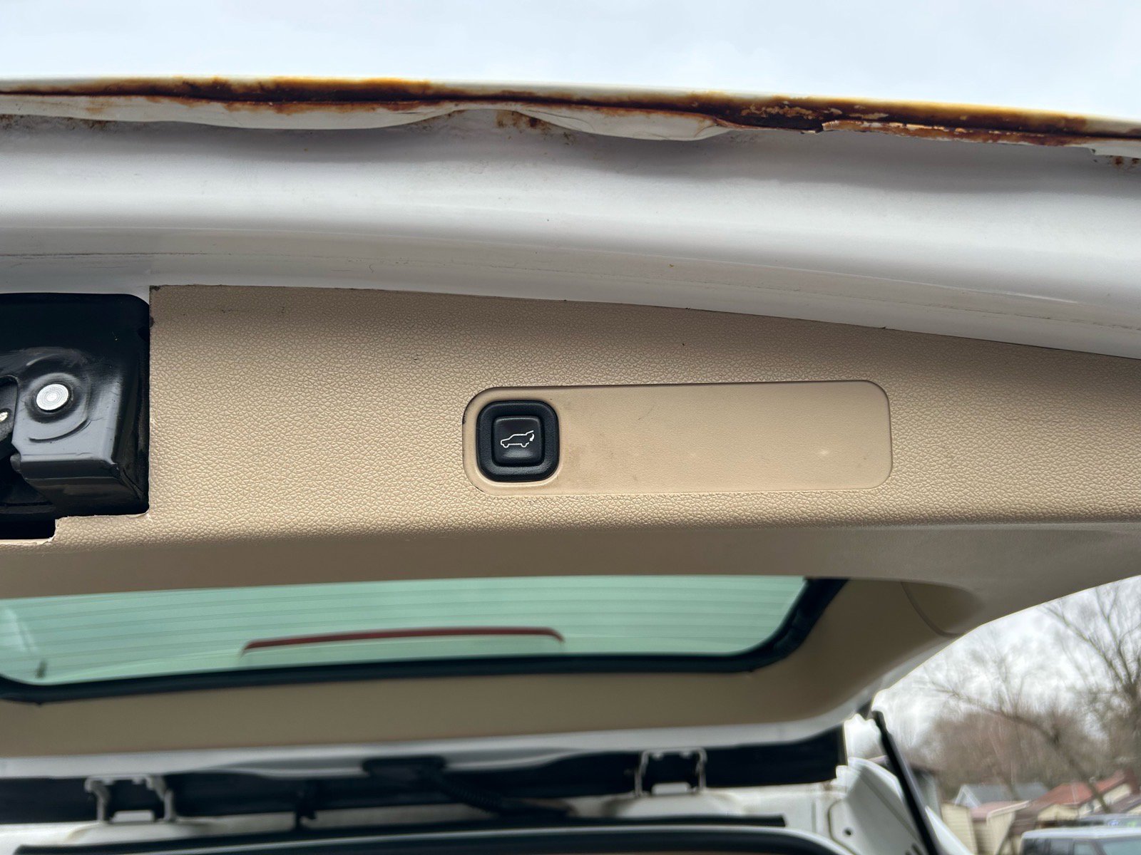 Used 2011 Chevrolet Suburban LT image 18