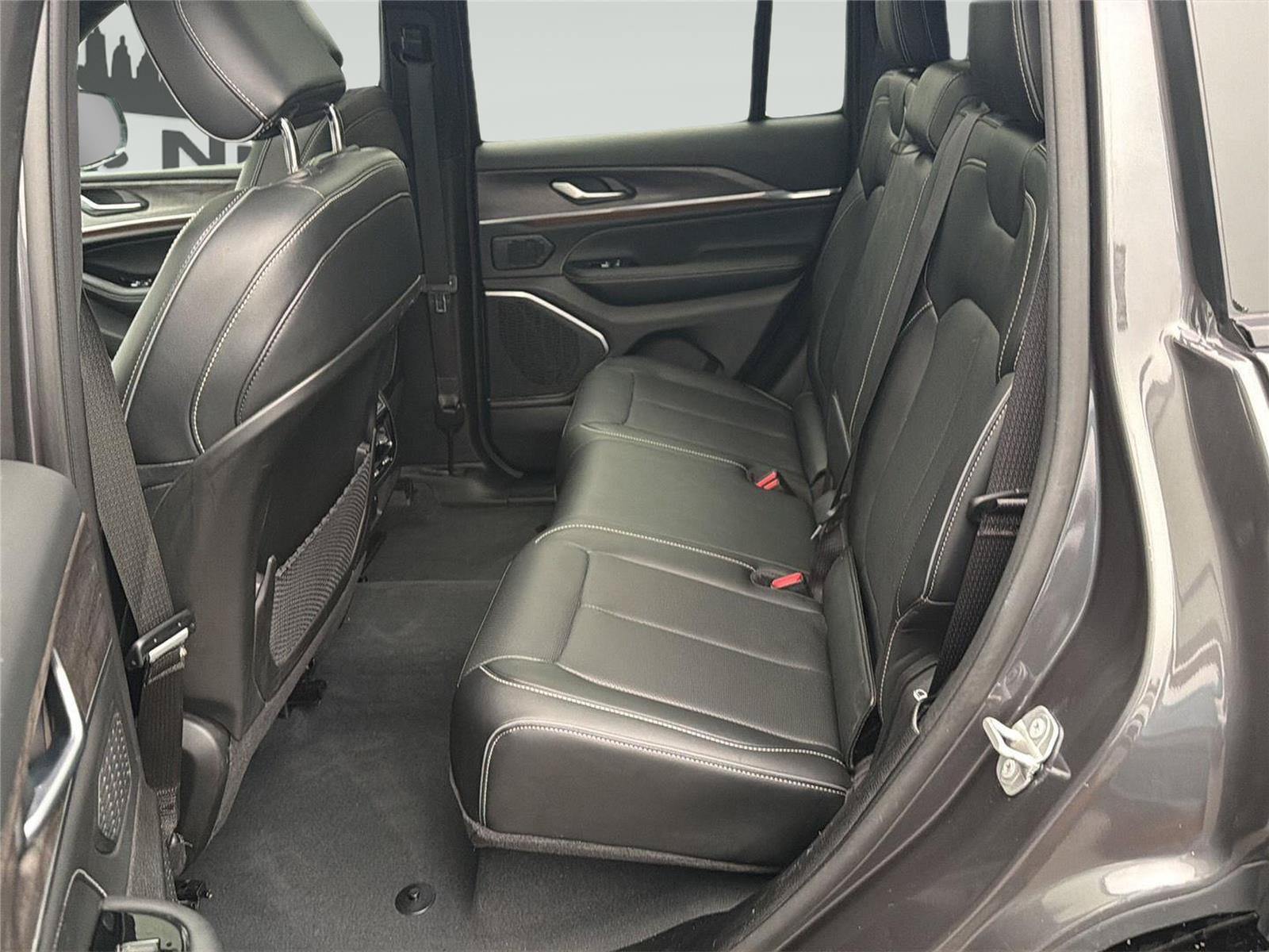 Used 2023 Jeep Grand Cherokee Overland AWD/4WD image 25