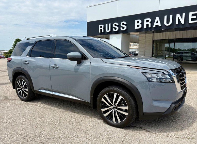 Used 2025 Nissan Pathfinder Platinum FWD image 2