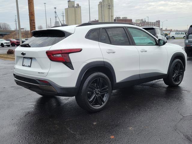 Used 2024 Chevrolet Trax ACTIV w/ Sunroof Package image 2