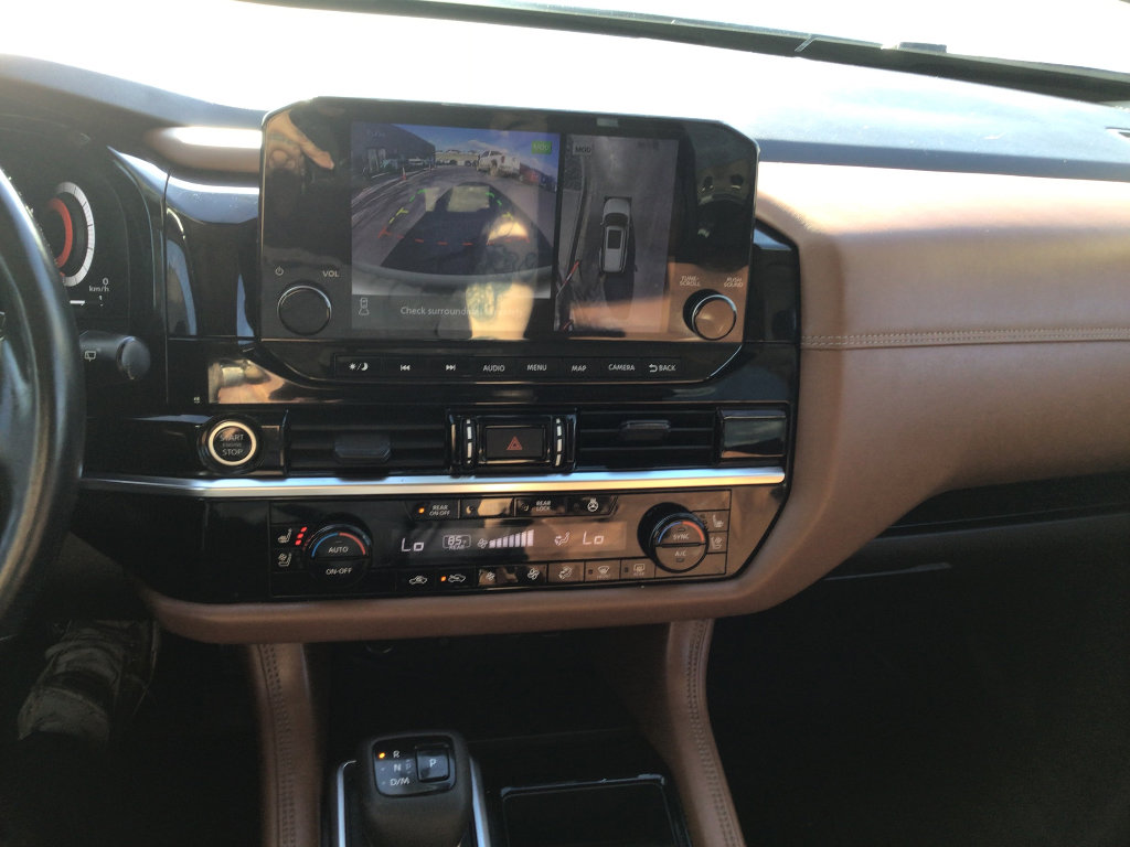 Used 2023 Nissan Pathfinder Platinum w/ Black Appearance Package AWD/4WD image 9