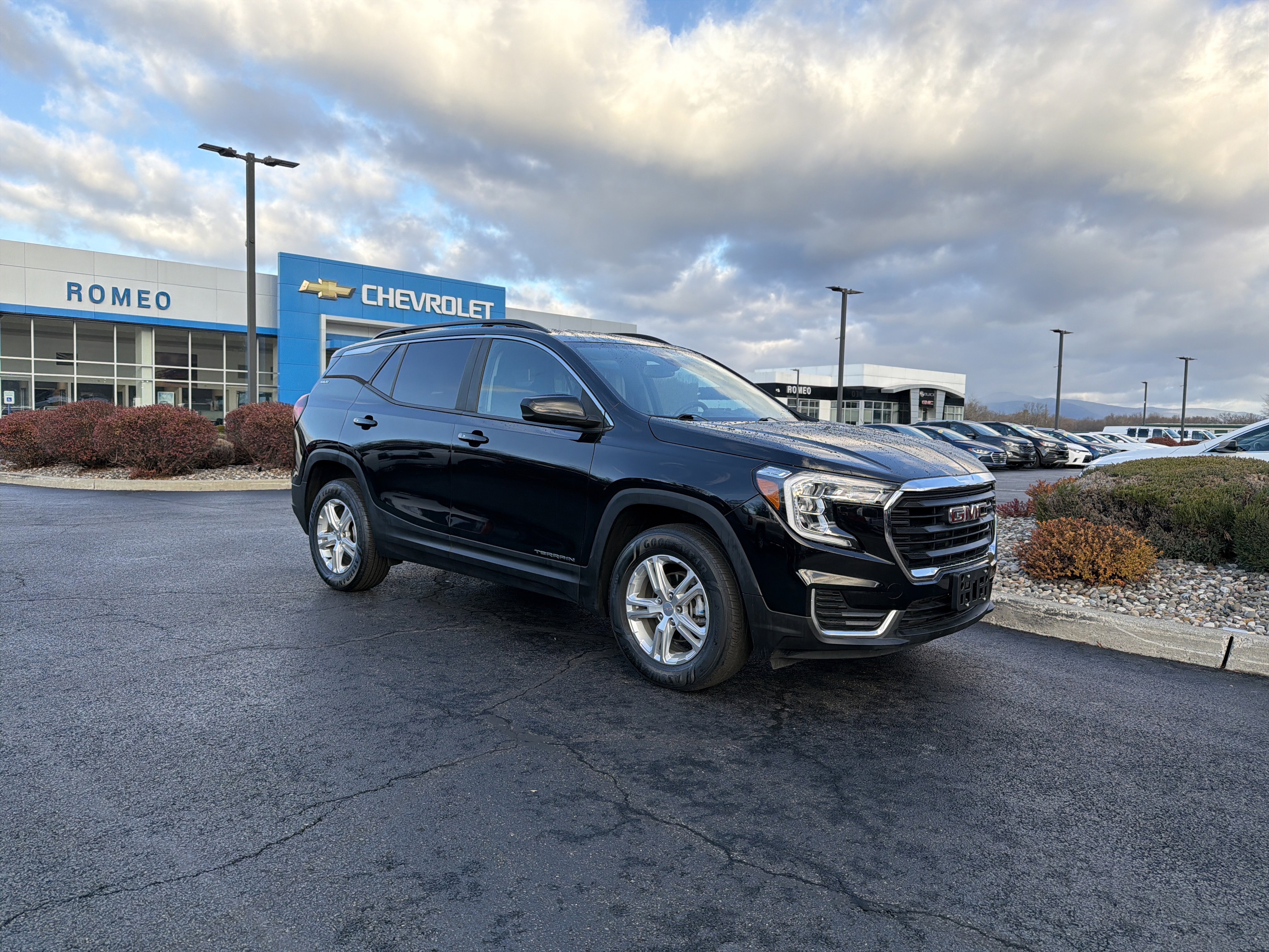 Used 2022 GMC Terrain SLE w/ Driver Convenience Package image 3