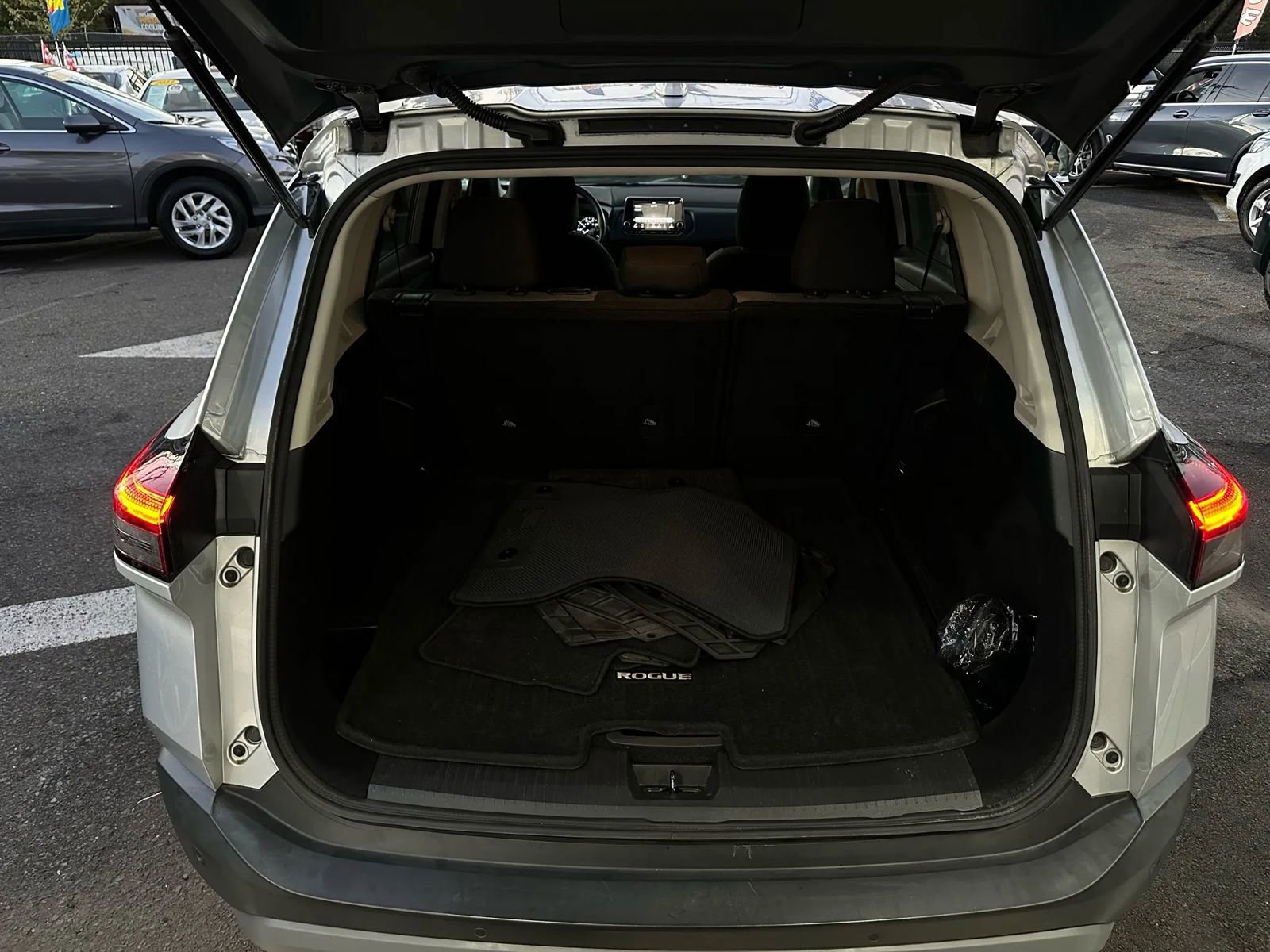 Used 2021 Nissan Rogue SV image 15