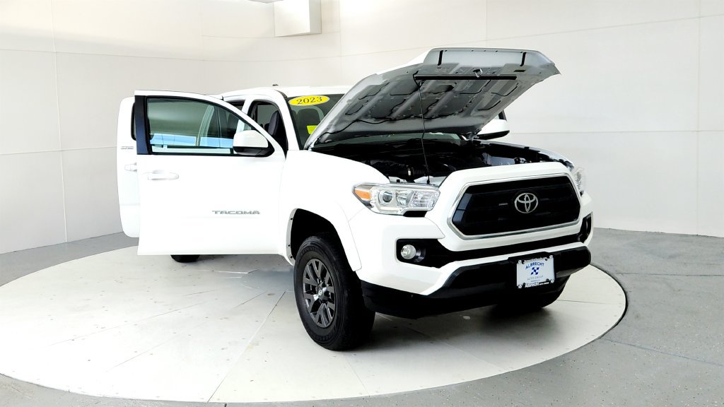 Certified 2023 Toyota Tacoma SR5 AWD/4WD image 9