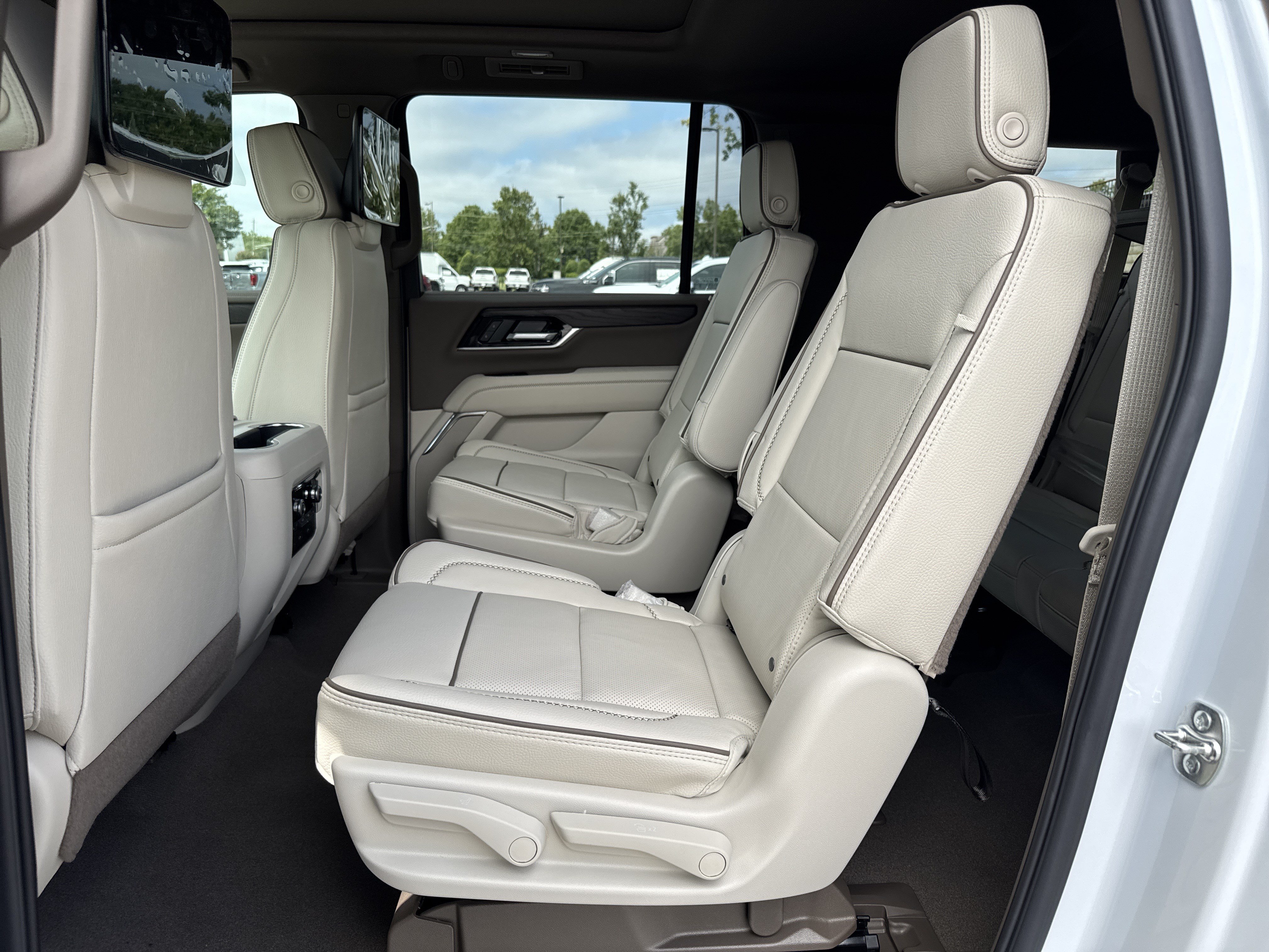 New 2026 GMC Yukon XL Denali w/ Denali Reserve Package RWD image 33
