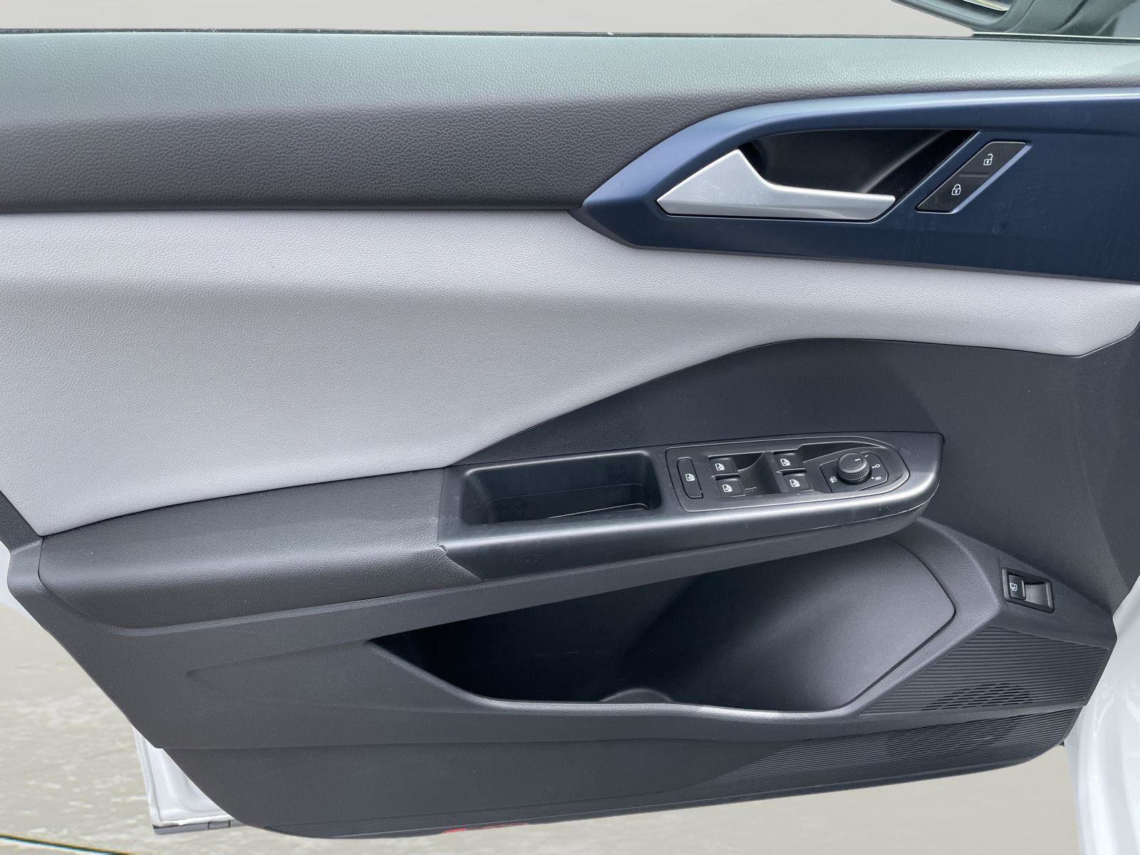 Used 2023 Volkswagen Taos SE w/ Panoramic Sunroof Package AWD/4WD image 22