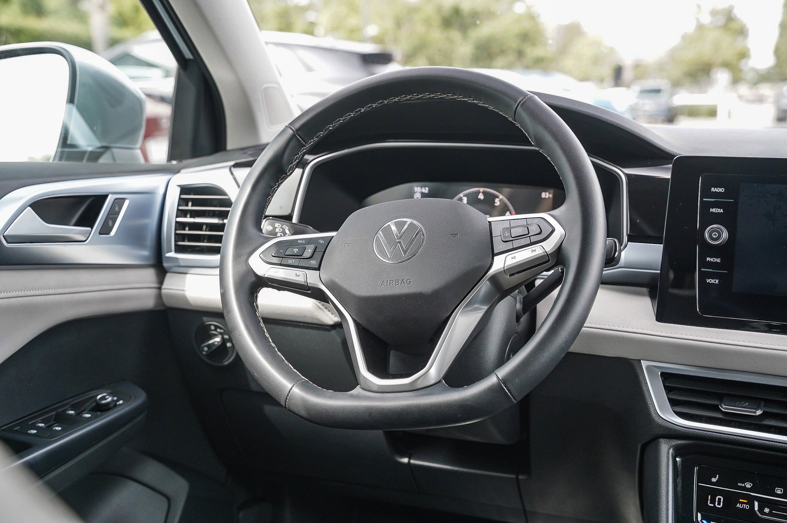 Certified 2025 Volkswagen Taos SE image 15