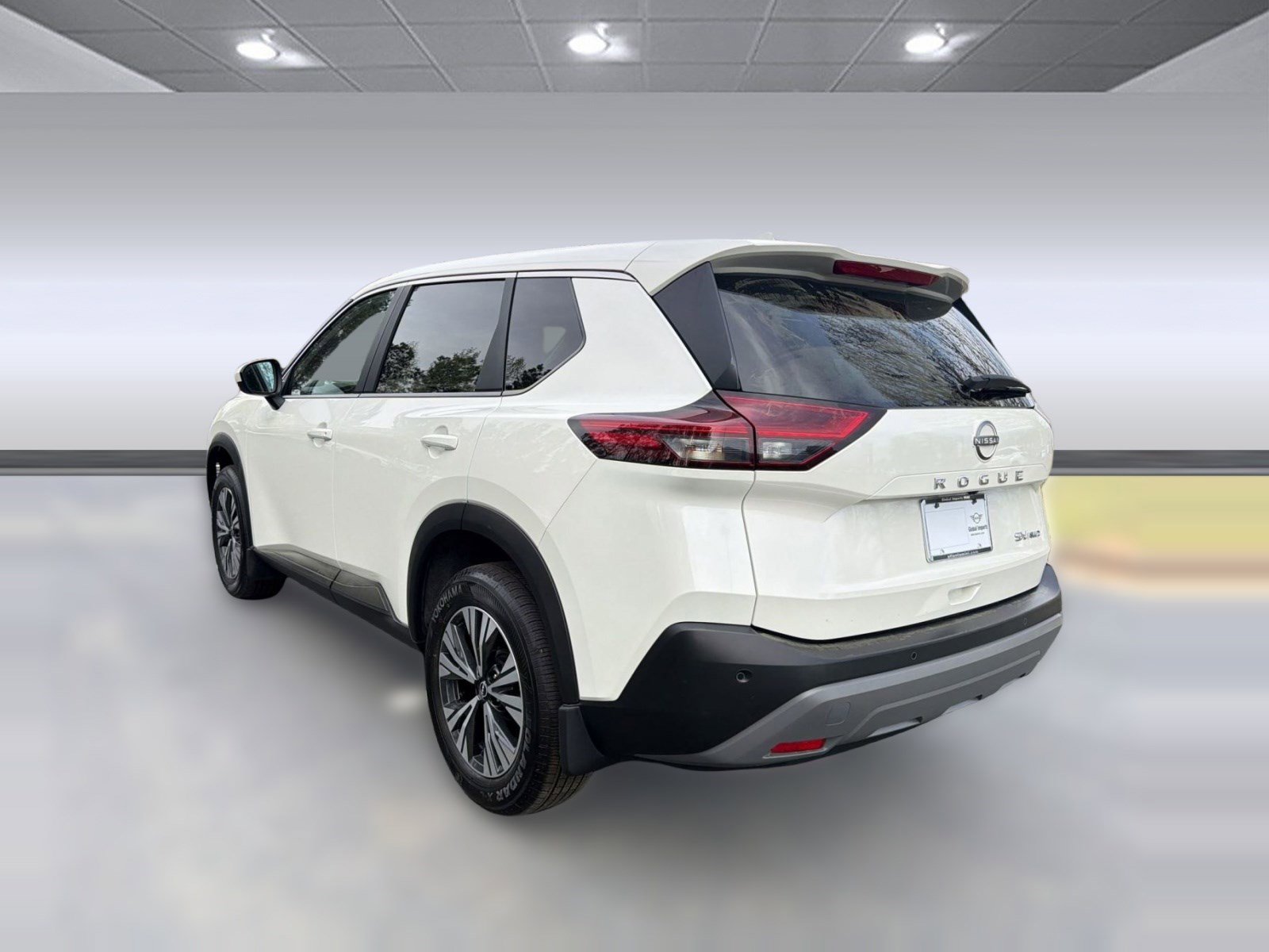 Used 2023 Nissan Rogue SV image 3