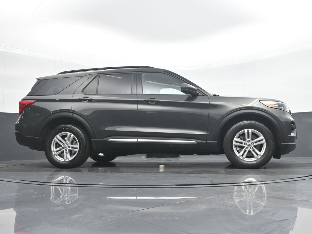 Used 2023 Ford Explorer XLT AWD/4WD image 32