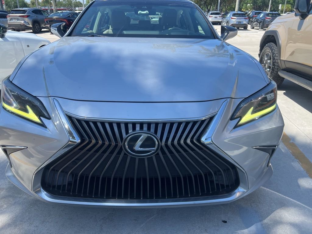 Used 2019 Lexus ES 350 Luxury w/ Accessory Package 2 FWD image 5