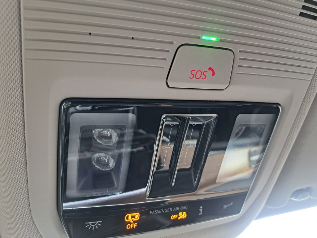 Used 2025 Volkswagen Atlas SE image 17