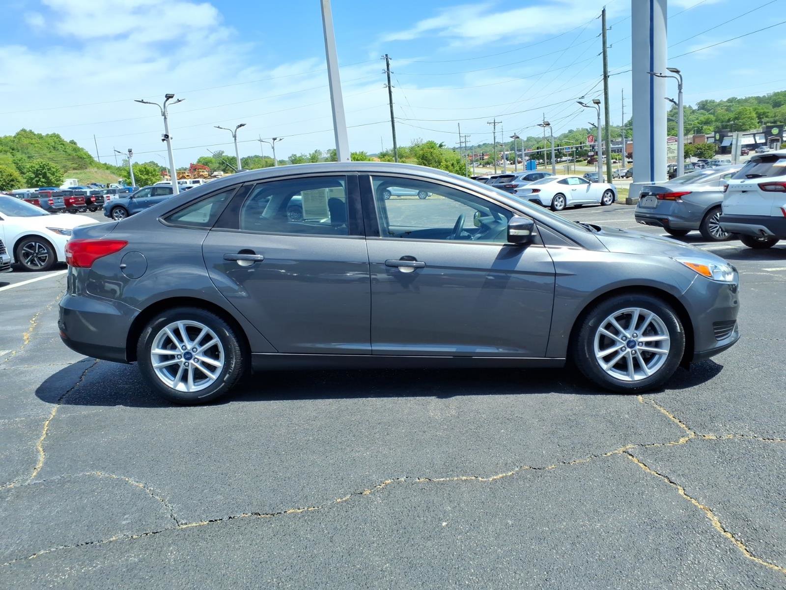 Used 2018 Ford Focus SE w/ Cold Weather Package FWD image 10