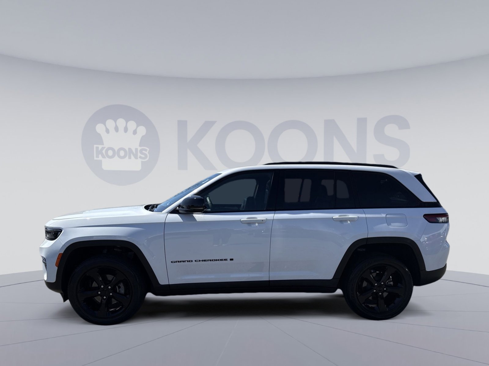 Used 2023 Jeep Grand Cherokee Altitude image 2