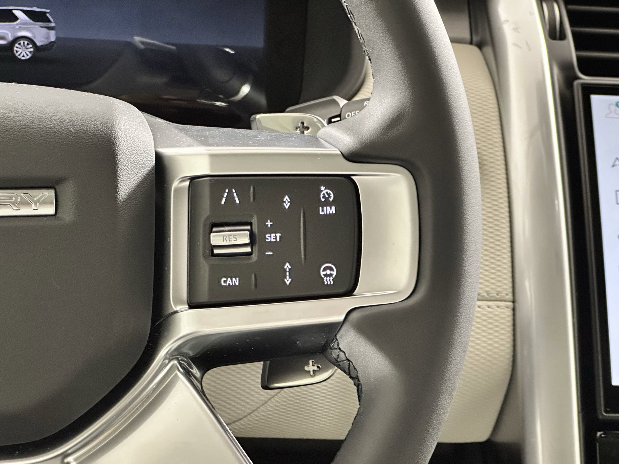 Used 2025 Land Rover Discovery Dynamic SE AWD/4WD image 21