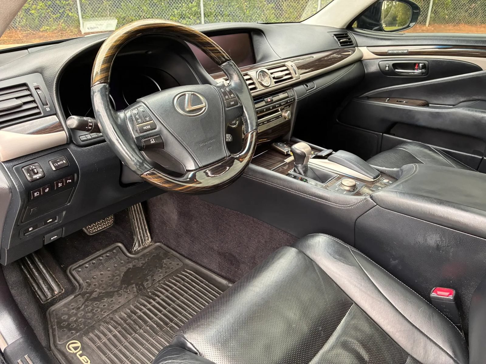 Used 2013 Lexus LS 460 L w/ All-Weather Pkg RWD image 19