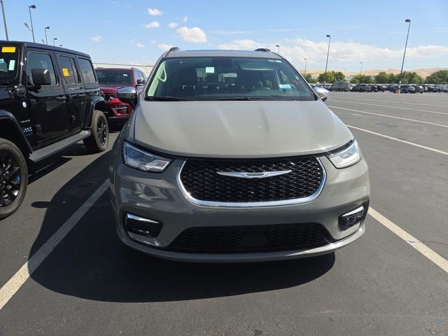 Used 2023 Chrysler Pacifica Limited FWD image 2