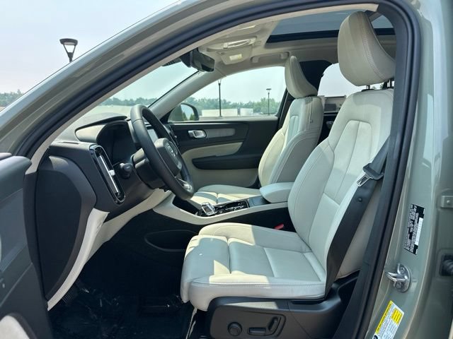 Certified 2025 Volvo XC40 B5 Plus AWD/4WD image 17