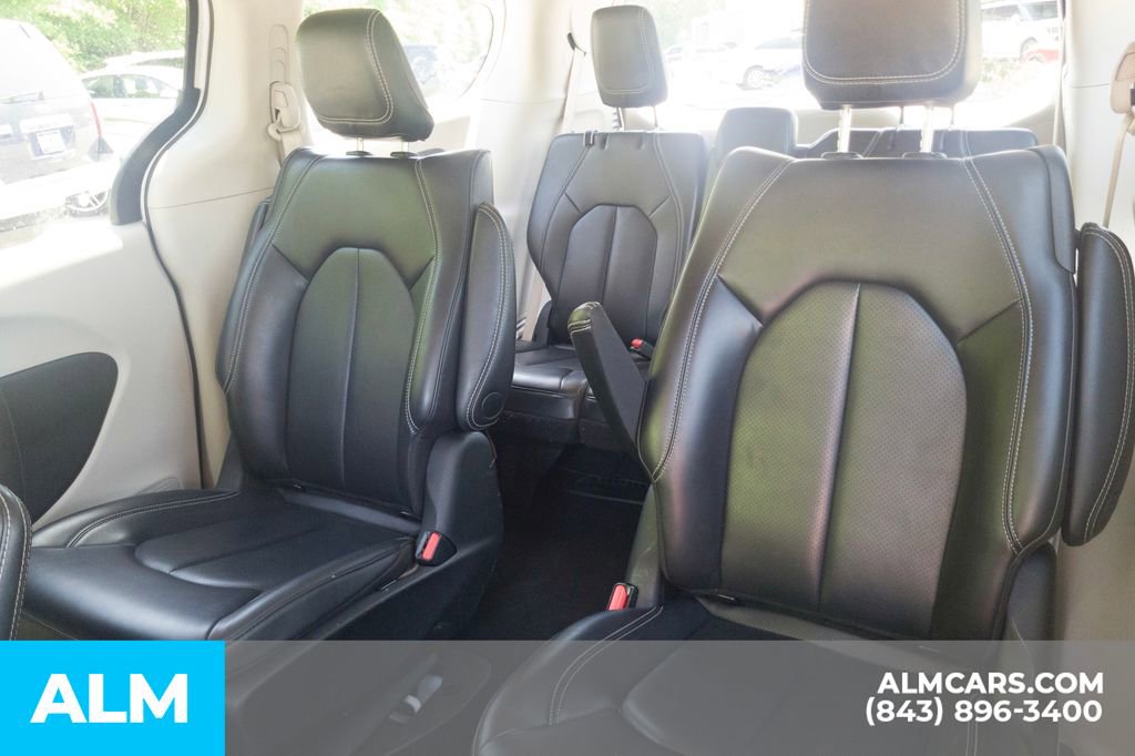 Used 2023 Chrysler Pacifica Touring-L image 17