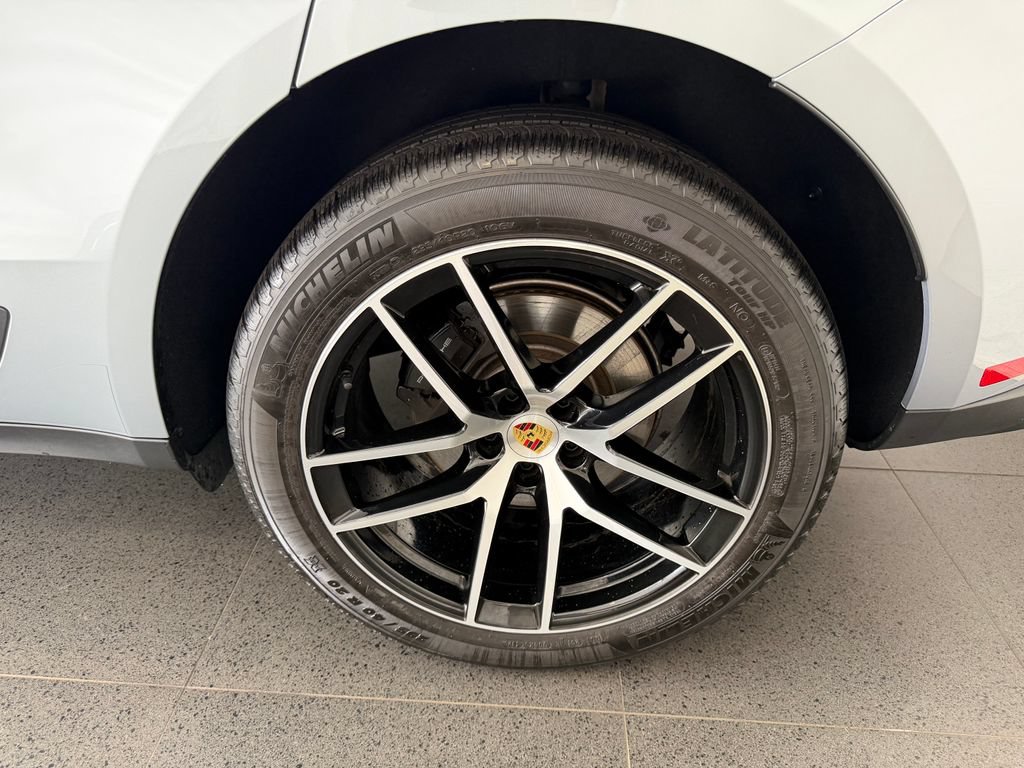 Certified 2026 Porsche Macan AWD/4WD image 11