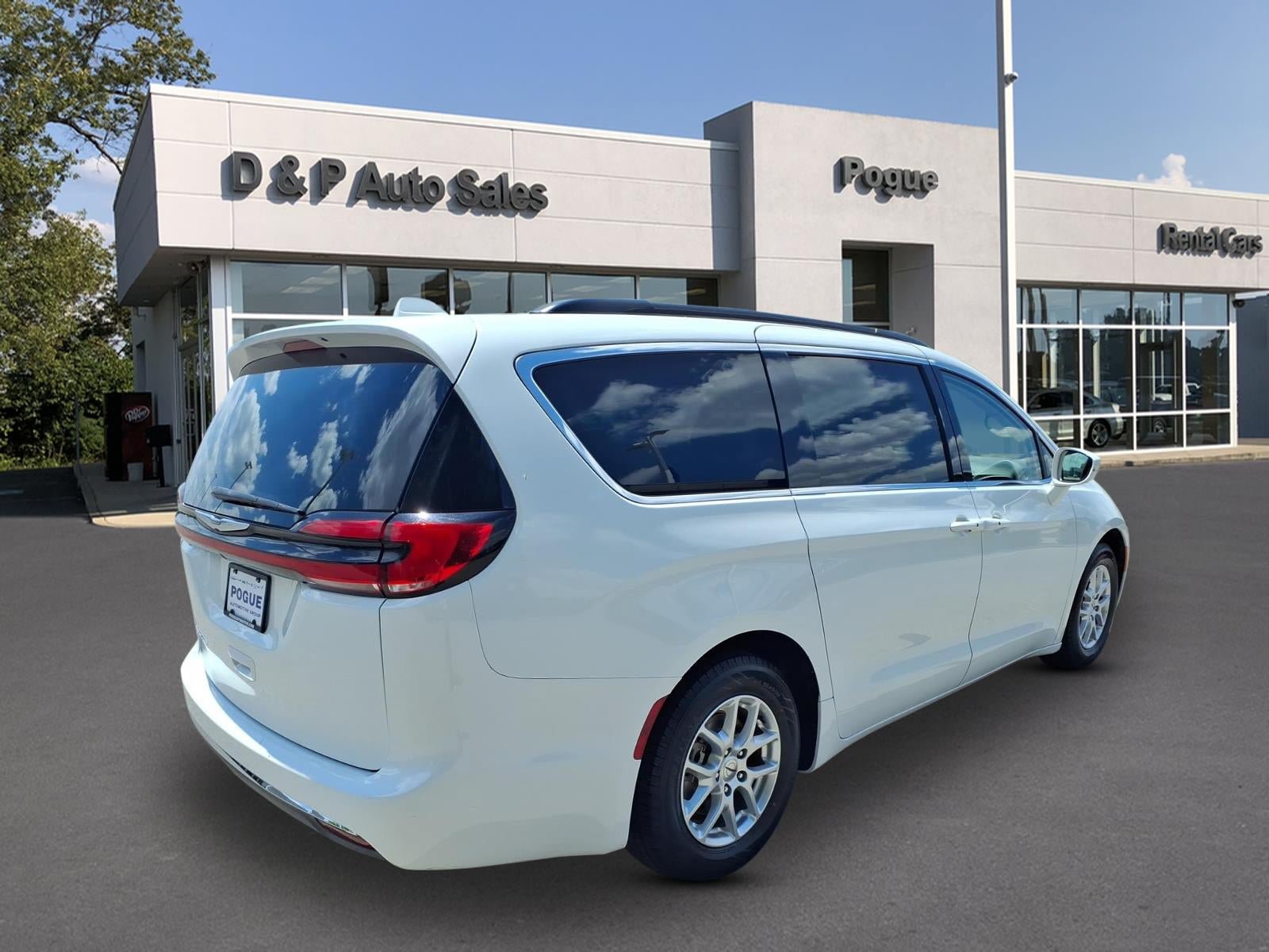 Used 2022 Chrysler Pacifica Touring-L FWD image 2