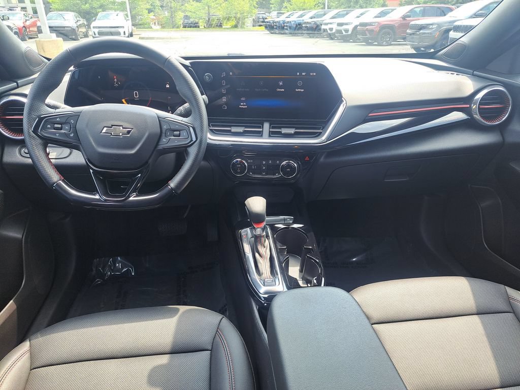 Used 2025 Chevrolet Trax RS w/ Sunroof Package FWD image 11
