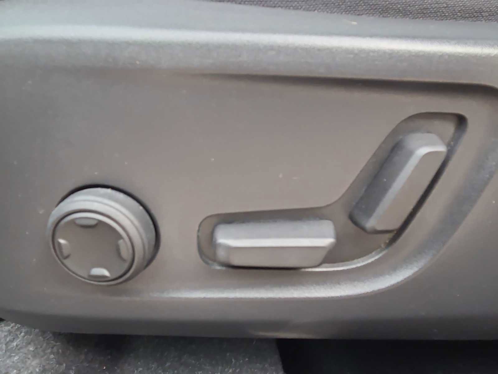 Used 2023 Volvo XC40 B4 Ultimate image 14