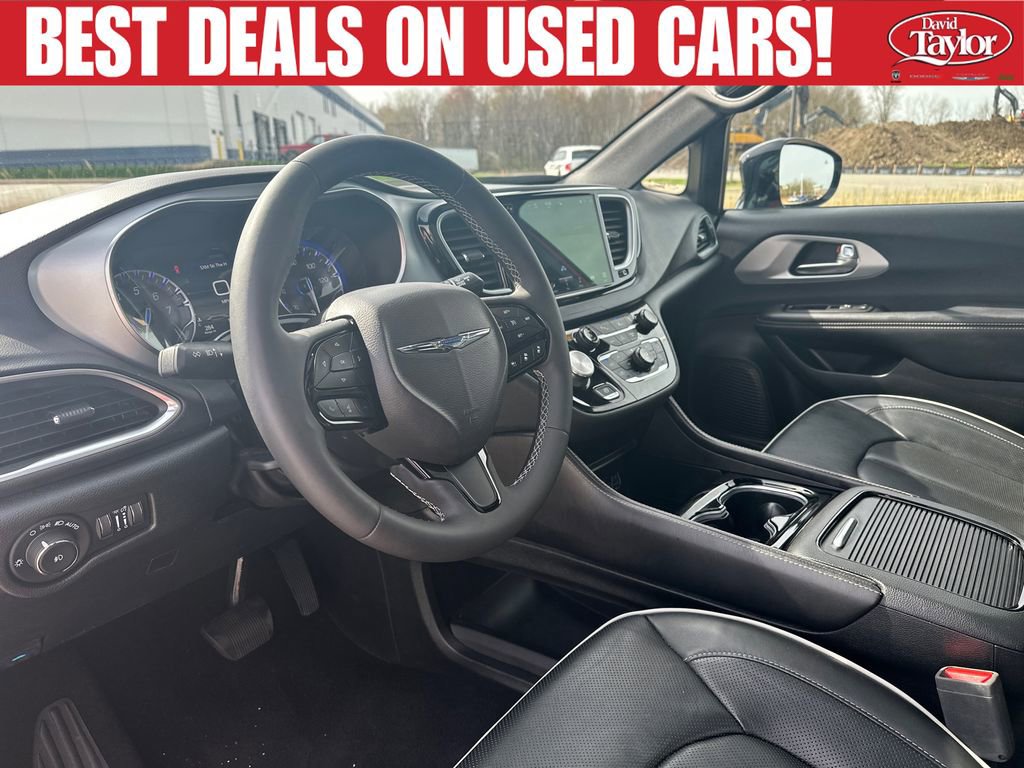 Used 2025 Chrysler Pacifica Limited FWD image 11